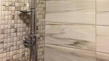 Articles de toilette gratuits, sĂšche-cheveux, chaussons
