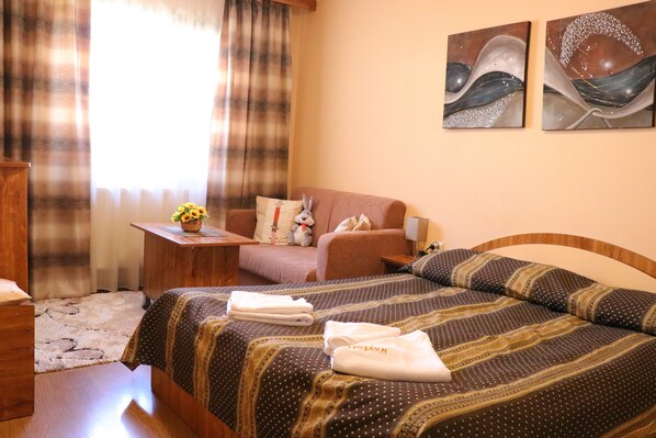 Standard-Doppelzimmer | Zimmersafe, Bügeleisen/Bügelbrett, kostenloses WLAN, Bettwäsche