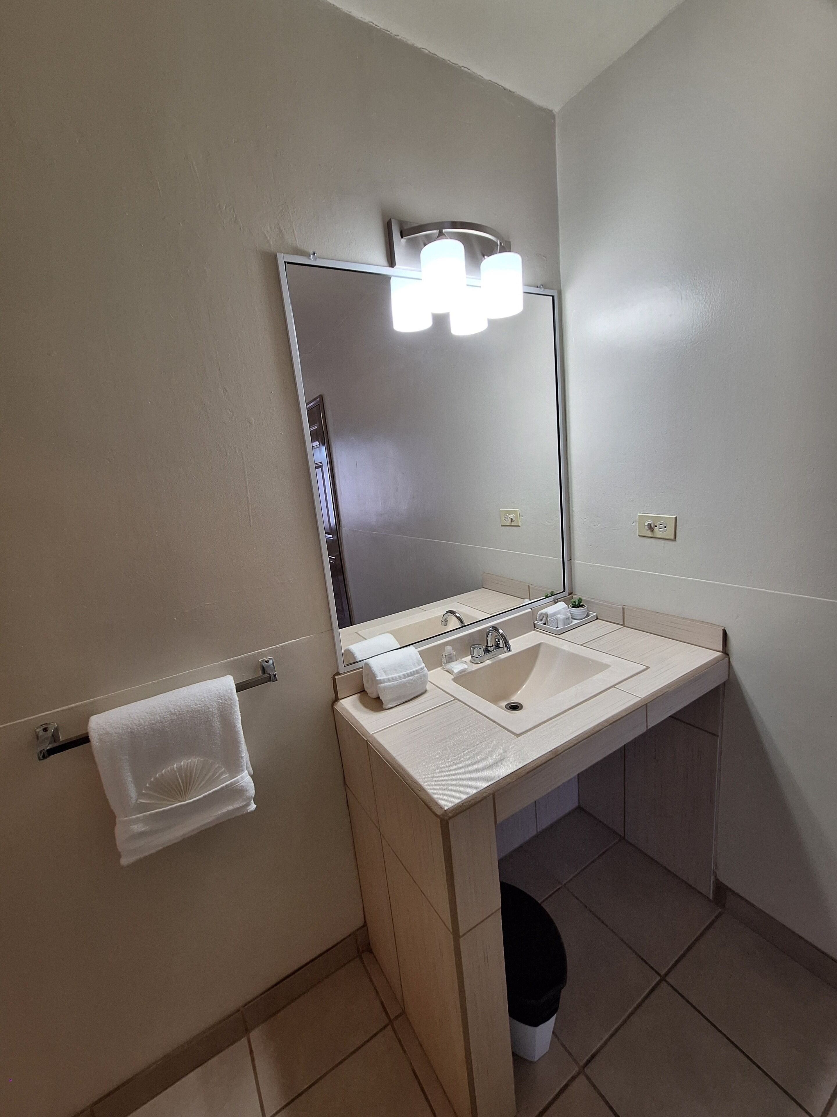 shower, rainfall showerhead, free toiletries, towels