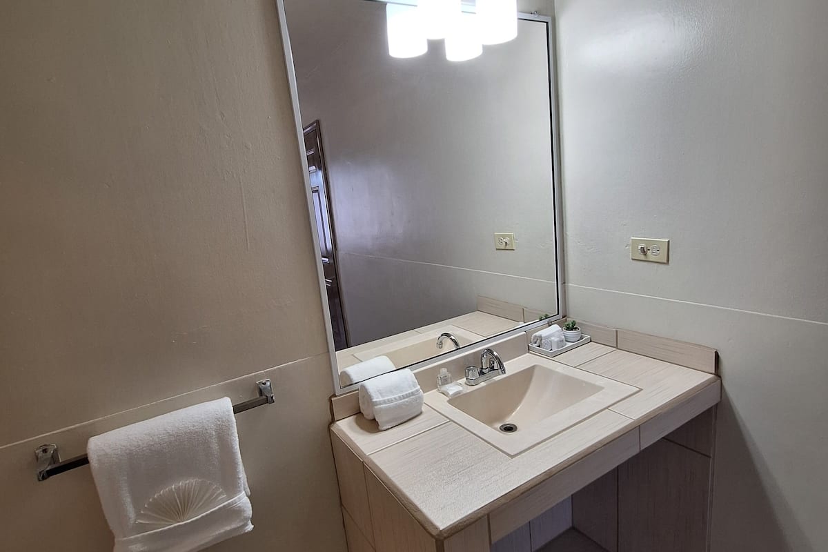 shower, rainfall showerhead, free toiletries, towels