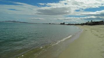 Pantai pribadi dan pasir putih