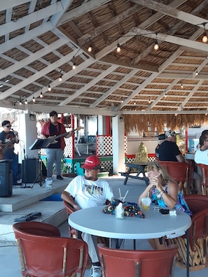 Desayuno a la carta diario (USD 8 por persona)