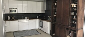 15-person family home in a 10-hectare private estate, 1h from Paris