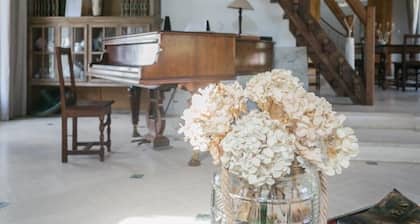 15-person family home in a 10-hectare private estate, 1h from Paris