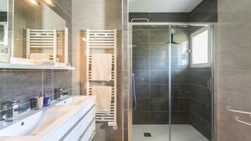 Ensemble douche/baignoire, articles de toilette gratuits, sèche-cheveux