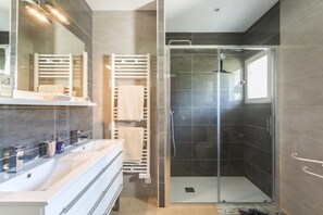 Een bad/douchecombinatie, gratis toiletartikelen, een haardroger