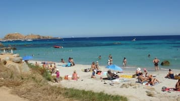Plage à proximité, chaises longues