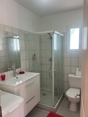 Dusche, Haartrockner, Handtücher, Toilettenpapier
