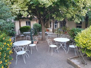 Terrace/patio - Le Relais du Château (Plaine-et-Vallées)