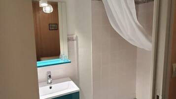 Family Room, Multiple Beds (3) | Bathroom | Shower, free toiletries, hair dryer