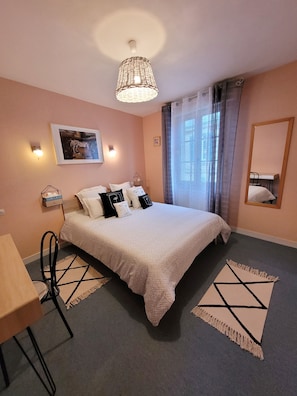 Comfort Room (5) | Individually decorated, individually furnished, desk, blackout drapes - Le Relais du Château (Plaine-et-Vallées)