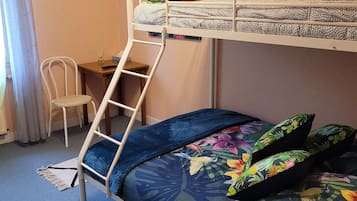 Familienzimmer, Mehrere Betten (3) | 2 Schlafzimmer, individuell dekoriert, individuell eingerichtet