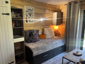 Room - Rental studio praloup 1600 at the foot of the forest 4 people ground garden (pra loup)