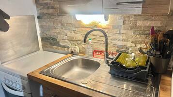 Een koelkast, een microgolfoven, een oven, een kookplaat