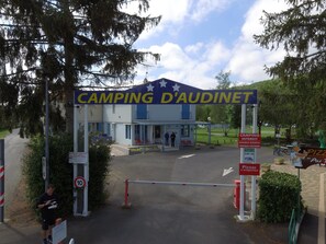 A camping site entrance with a sign reading "CAMPING D'AUDINET". - Camping d'Audinet - Résidence Toilée (Brives-Charensac)