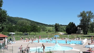 Piscine extérieure (ouverte en saison), parasols de plage