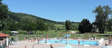 Piscina stagionale all'aperto, ombrelloni da piscina, lettini