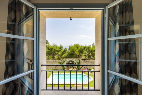 Beautiful stone property with view and heated pool, 6 km from Gordes