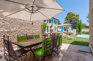 Outdoor dining - Beautiful stone property with view and heated pool, 6 km from Gordes (Murs)