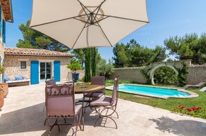 Outdoor pool, a heated pool - Beautiful stone property with view and heated pool, 6 km from Gordes (Murs)
