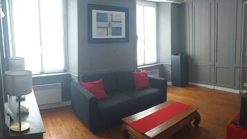 Télévision, lecteur de DVD, livres, chaßne hi-fi