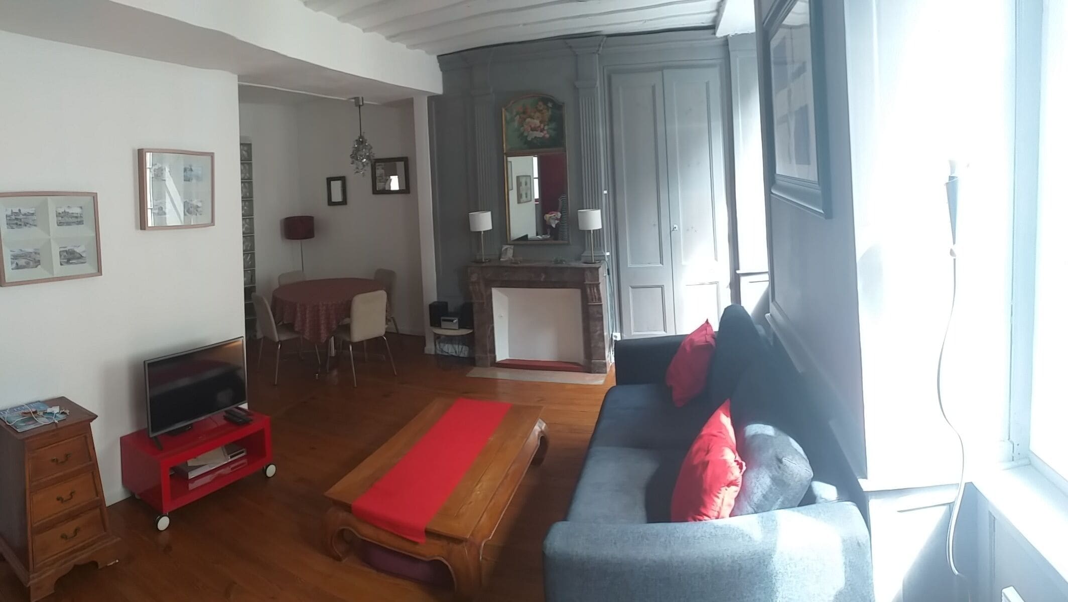 Télévision, lecteur de DVD, livres, chaîne hi-fi