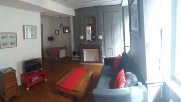 Télévision, lecteur de DVD, livres, chaßne hi-fi