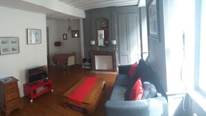 Télévision, lecteur de DVD, livres, chaîne hi-fi