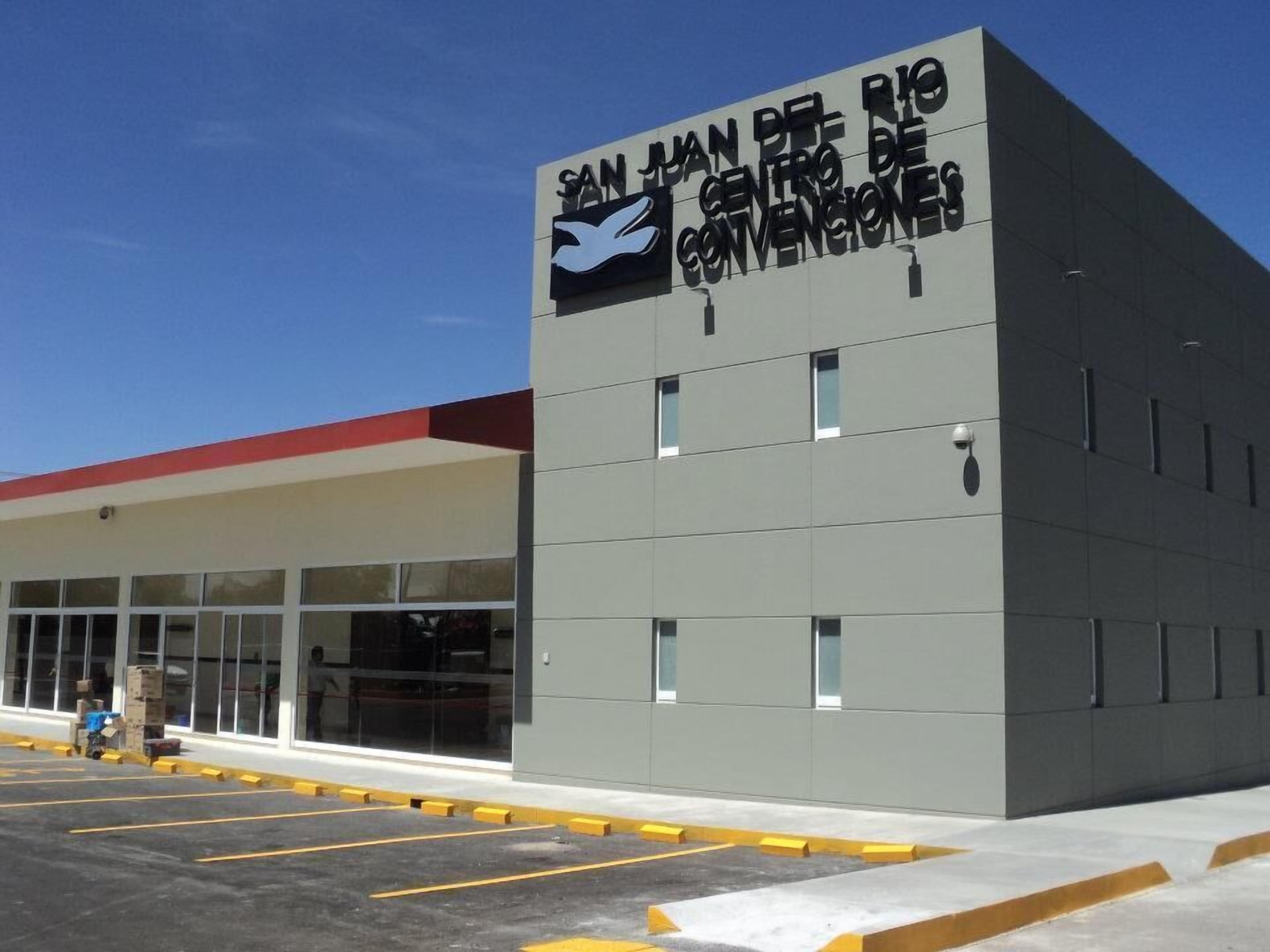 A building with a sign reading "San Juan del Rio Centro de Convenciones".