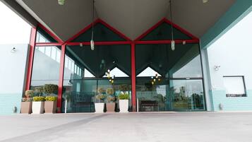 Vista frontal de la propiedad por la tarde o noche