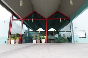 住宿正面 - 傍晚/夜晚