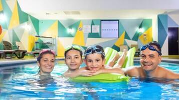 Una piscina cubierta (de 08:00 a 21:00), tumbonas