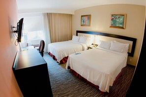 In-room safe, desk, laptop workspace, blackout drapes - Excellence Express San Juan del Río (San Juan del Río)