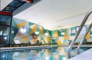 室内游泳池，08:00 至 21:00 开放，日光浴躺椅