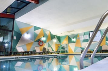 Piscine intérieure, accÚs possible de 8 h à 21 h, chaises longues