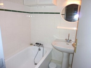Baignoire, sèche-cheveux