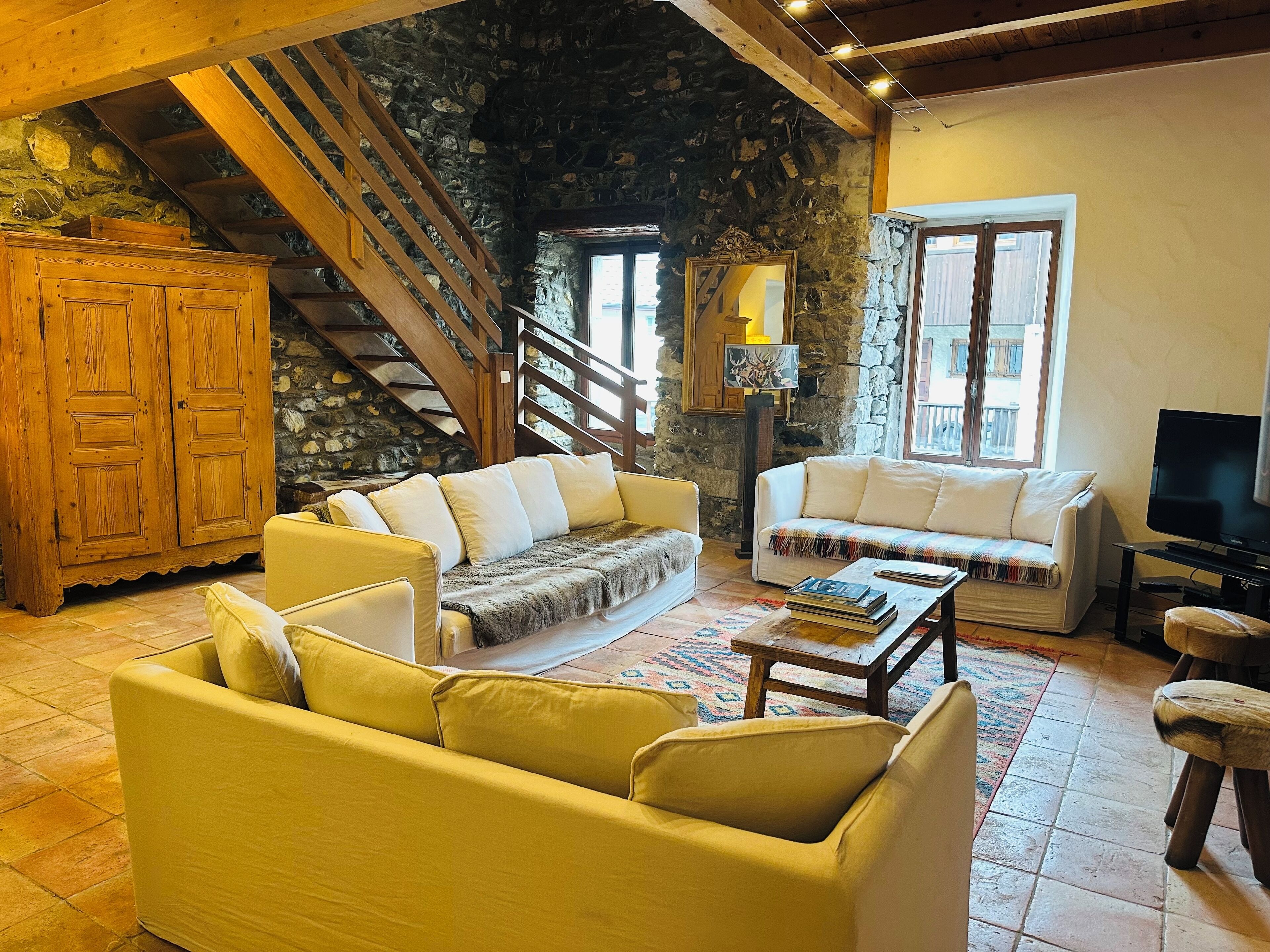 Smart-TV, Kamin, DVD-Player, Bücher