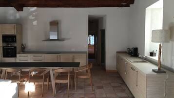 Réfrigérateur, micro-ondes, four, plaque de cuisson