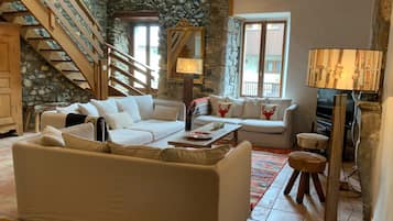 Smart TV, chimenea, reproductor de DVD, libros