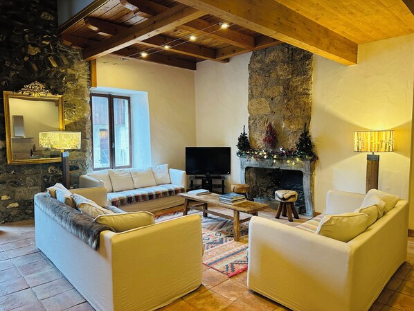 Smart-TV, Kamin, DVD-Player, Bücher