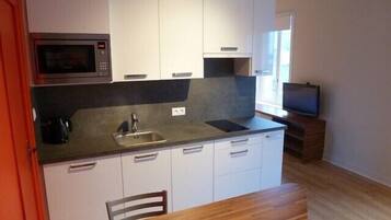 Réfrigérateur, micro-ondes, plaque de cuisson, lave-vaisselle