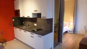 Réfrigérateur, micro-ondes, plaque de cuisson, lave-vaisselle