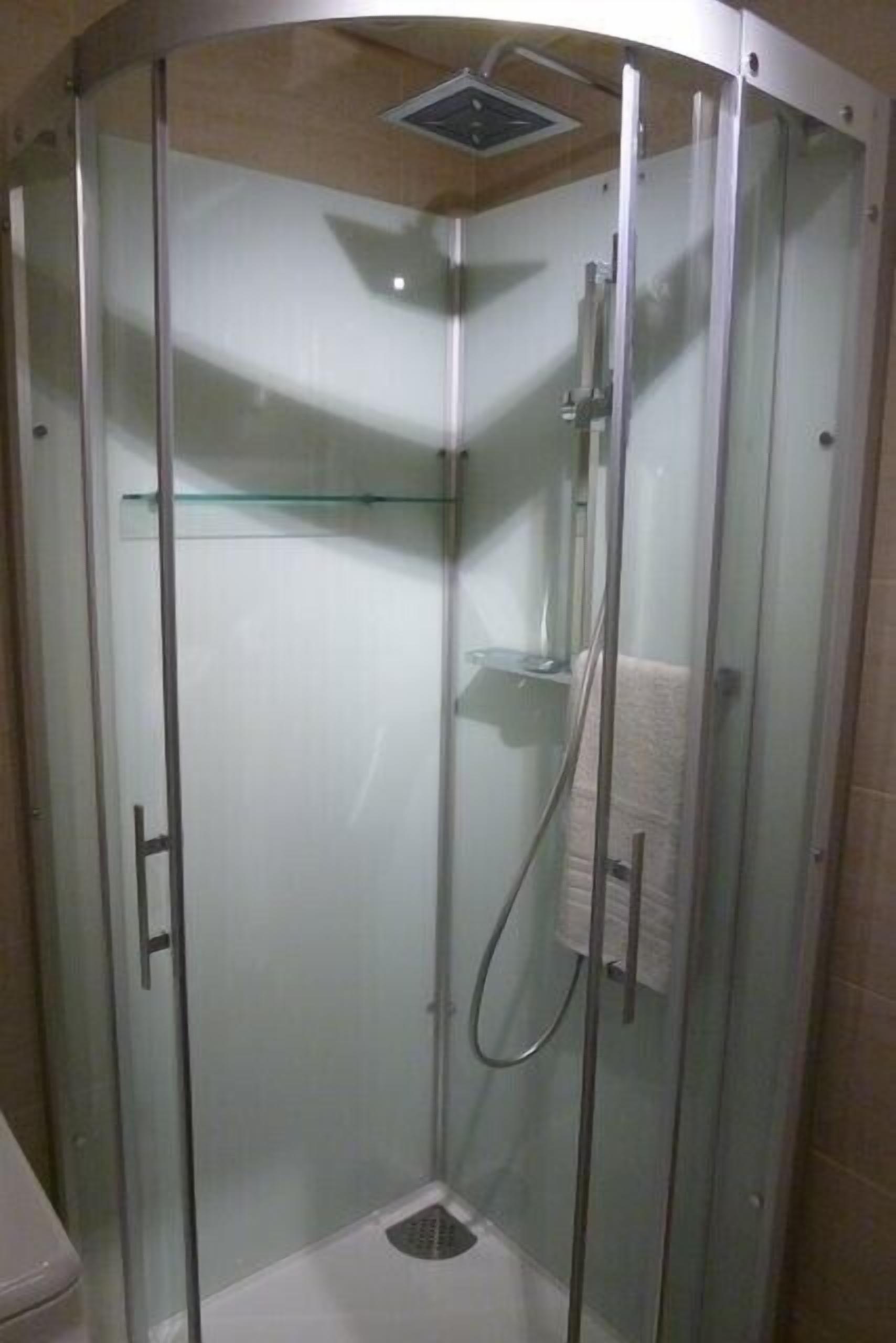 Douche, sèche-cheveux, serviettes fournies, papier toilette