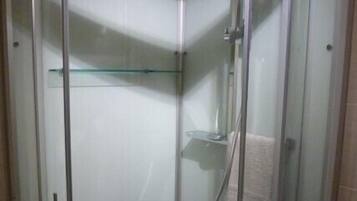Douche, sĂšche-cheveux, serviettes fournies, papier toilette