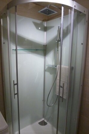 Shower, hair dryer, towels, toilet paper - Renovated comfortable apartment side sea view in Roscoff (Roscoff)