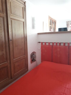 Caja fuerte, tabla de planchar con plancha, wifi gratis y ropa de cama
