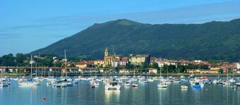 Beach Studio Superb Terrace facing the marina conveniently placed parking