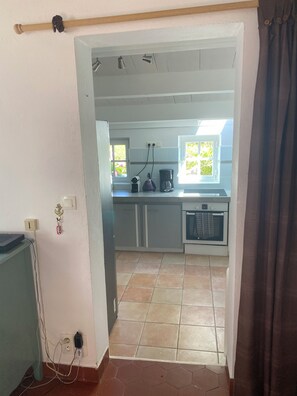 Fridge, microwave, oven, stovetop - Charming house 200 meters from the beach (L'île-D'yeu)
