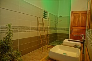 Dusche, Haartrockner, Handtücher, Toilettenpapier