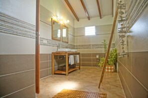 Shower, hair dryer, towels, toilet paper - TI COIN RELAX Villa sea view private pool 🏖 (Saint-Francois)